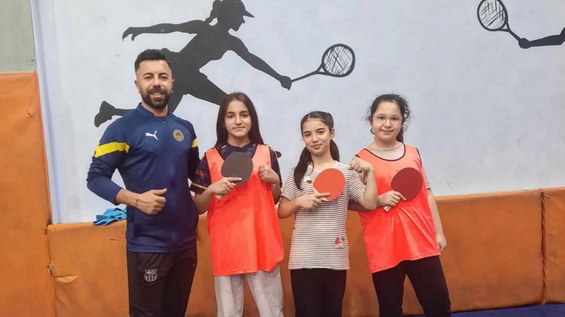 Okulumuz öğrencileri Masa Tenisi Küçük Kızlar kategorisinde ilçe birincisi, Masa tenisi Küçük Erkekler kategorisinde ise ilçe 2. olmuştur. Öğrencilerimizi ve Beden Eğitimi öğretmenimiz Mustafa Kara’yı tebrik ederiz. Gurur duyduk.. 