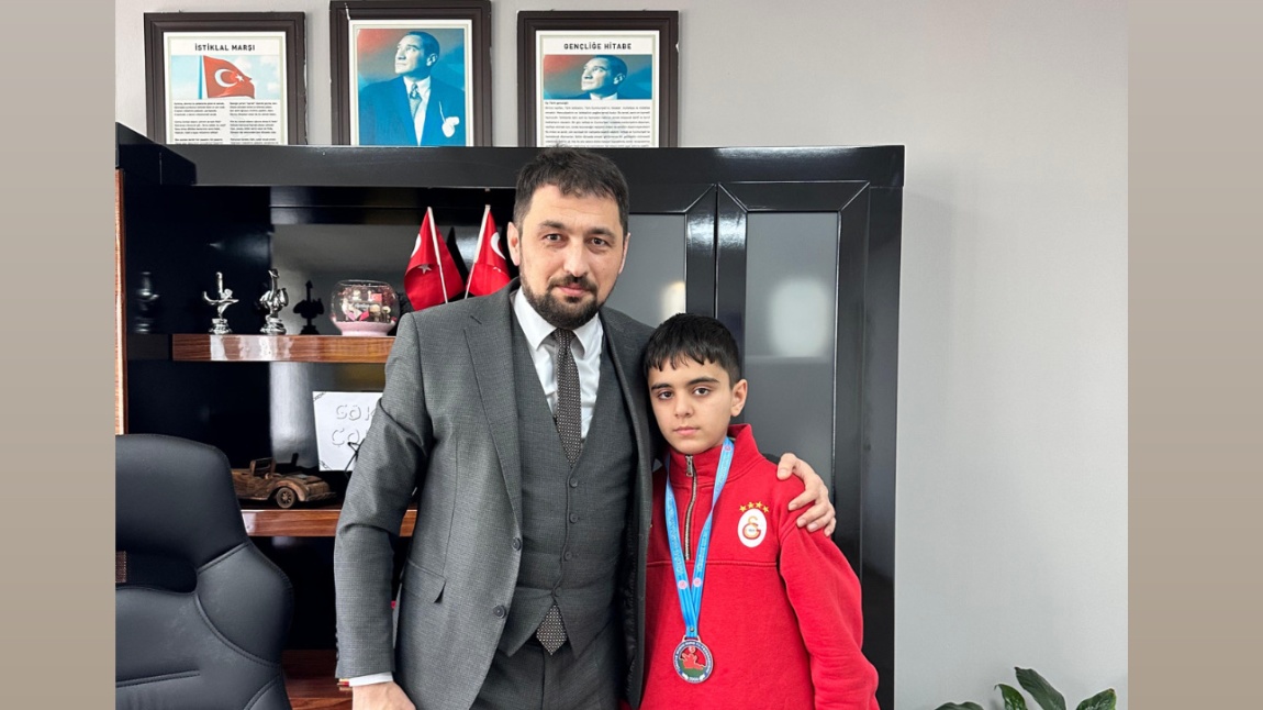 Yalova'da düzenlenen Wushu Kung-Fu Türkiye Şampiyonası'nda okulumuz öğrencilerinden  Hüseyin Efe Çapkica,  12-13 yaş 60 kg kategorisinde Türkiye üçüncüsü,  Kuzey Çelik, 11-12 yaş 48 kg kategorisinde Türkiye üçüncüsü olmuştur.